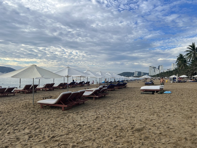 Nha Trang trả lời về đề nghị tăng khung giờ đặt ghế, dù đối trên bãi biển 