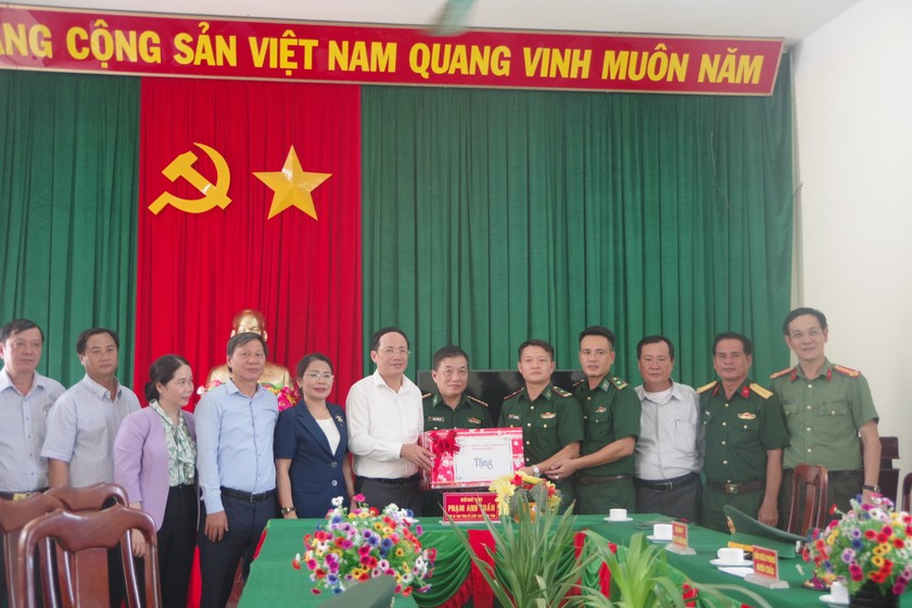 Chủ tịch tỉnh Bình Định thăm, tặng quà cán bộ chiến sĩ và Nhân dân đảo Nhơn Châu 