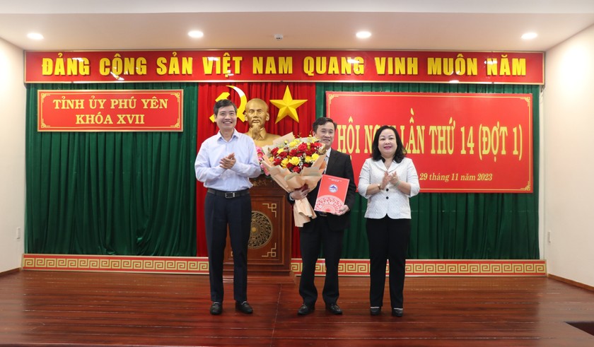 Ông Trần Huy Đức (giữa) nhận quyết định tham gia Ban Chấp hành Đảng bộ tỉnh Phú Yên (ảnh: Xuân Triệu).