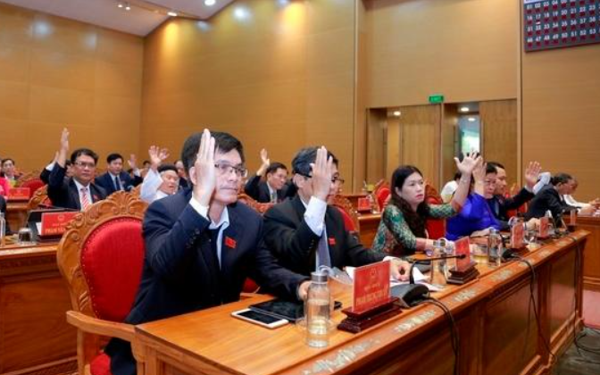 Đại biểu HĐND tỉnh biểu quyết thông qua các Nghị quyết được trình tại Kỳ họp thứ 14 HĐND tỉnh khóa XIII. Nguồn: Cổng TTĐT tỉnh Bình Định
