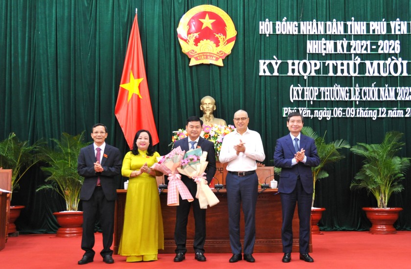 Ông Đỗ Thái Phong (giữa) được bầu giữ chức Phó Chủ tịch HĐND tỉnh Phú Yên.