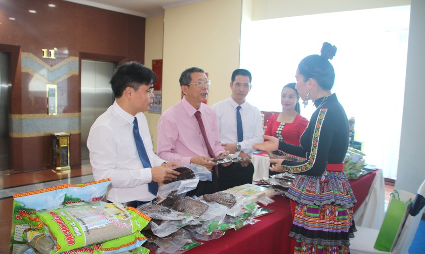 Giới thiệu sản phẩm OCOP phục vụ du lịch của Lai Châu tại Bình Định. 