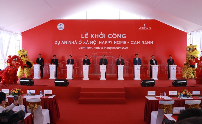 Các đại biểu nhấn nút khởi công dự án nhà ở xã hội Happy Home Cam Ranh.