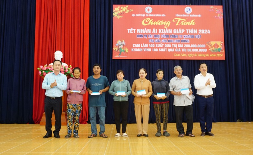Đại diện lãnh đạo tỉnh Khánh Hòa và Tổng công ty Khánh Việt trao quà cho các gia đình có hoàn cảnh khó khăn huyện Cam Lâm.