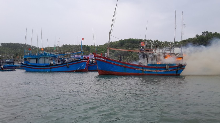 Bình Định: Cứu hộ cứu nạn thành công tàu cá bị cháy khi neo đậu trên biển