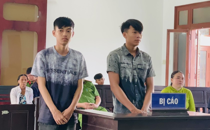 Các bị cáo Lê Văn Long, Phạm Văn Lập tại phiên tòa xét xử.