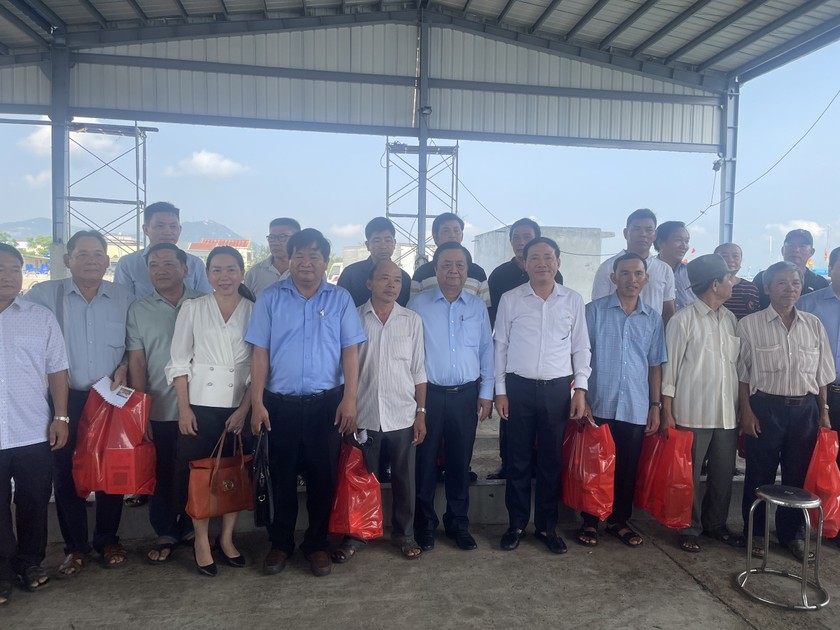 Bộ trưởng Bộ Nông nghiệp và Phát triển nông thôn Lê Minh Hoan cùng lãnh đạo tỉnh Bình Định tặng quà cho bà con ngư dân Cảng cá Đề Gi