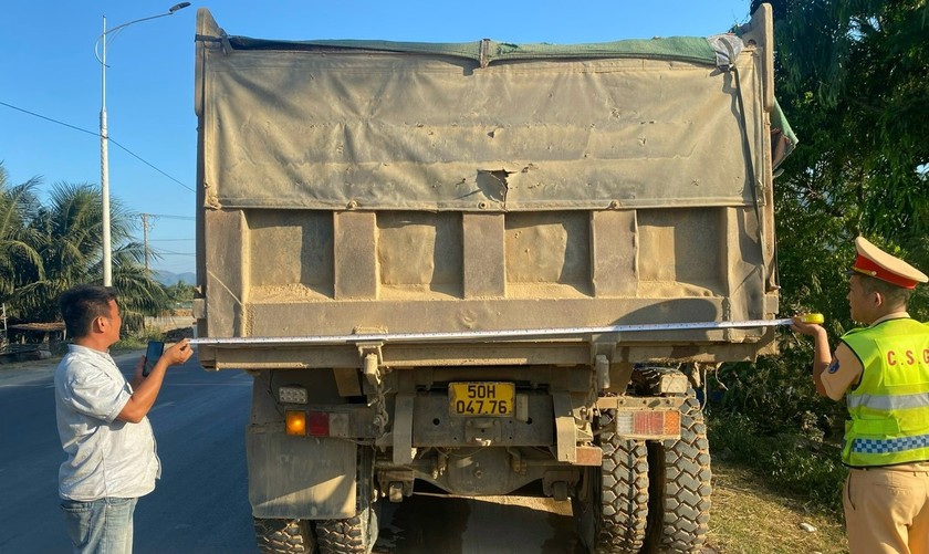 Xe ô tô tải biển kiểm soát 50H-047.76 có thành thùng xe cao hơn 42cm so với chiều cao được ghi trong giấy chứng nhận kiểm định của xe.