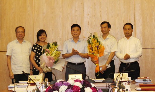 Bộ trưởng Lê Thành Long trao quyết định bổ nhiệm cho ông Nguyễn Hồng Diện và bà Phạm Thị Xuân Phương.