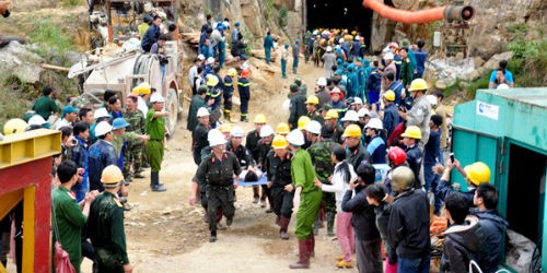 Vỡ oà niềm vui giải cứu 12 công nhân vụ sập hầm thuỷ điện