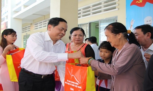 Ông Trần Thanh Mẫn trao quà cho các tập thể và cá nhân có thành tích trong xây dựng cộng đồng dân cư