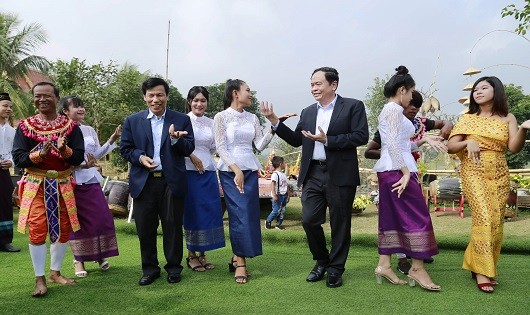 Chủ tịch UBTW MTTQ Việt Nam Trần Thanh Mẫn và Bộ trưởng Bộ Văn hóa, Thể thao và Du lịch Nguyễn Ngọc Thiện tham gia các hoạt động giao lưu văn hóa văn nghệ với đồng bào.