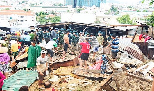 Quân dân TP Nha Trang- Khánh Hòa khắc phục thiệt hại sau trận sạt lở đất kinh hoàng sáng 18/11.