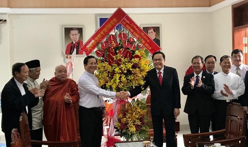 Chủ tịch UBTW MTTQ Việt Nam Trần Thanh Mẫn tặng lẵng hoa chúc mừng Lễ Giáng sinh tại tòa Giám mục Phú Cường.