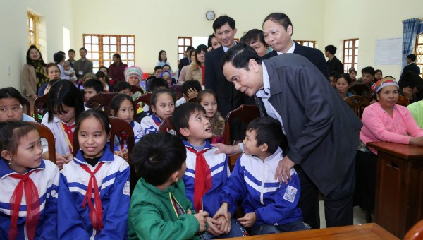 Ông Trần Thanh Mẫn và đoàn công tác trò chuyện với các em học sinh tại xã Quang Sơn, huyện Đồng Hỷ.