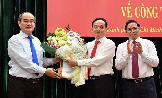 Bí thư Thành ủy TP Hồ Chí Minh Nguyễn Thiện Nhân chúc mừng ông Trần Lưu Quang.