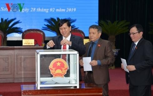 Các đại biểu bỏ phiếu tín nhiệm, bầu bổ sung Phó Chủ tịch Ủy ban nhân dân tỉnh Sơn La. Ảnh: VOV.