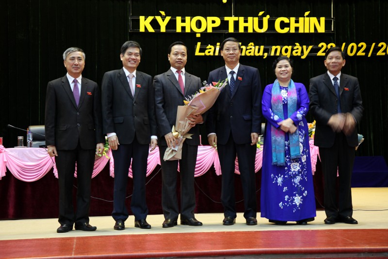 Các đồng chí lãnh đạo và nguyên lãnh đạo tỉnh Lai Châu chúc mừng ông Trần Tiến Dũng.