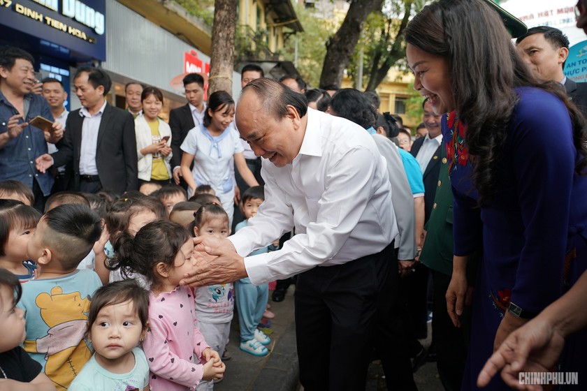 Thủ tướng luôn dành sự quan tâm đặc biệt tới trẻ em.