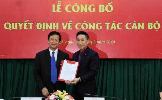 Ông Hà Ban (trái) trao quyết định và chúc mừng ông Nguyễn Hải Anh.