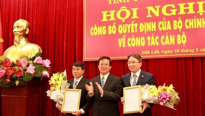 Ông Hà Ban trao quyết định và chúc mừng ông Y Thanh Hà Niê Kđăm và ông Nguyễn Hải Ninh. 