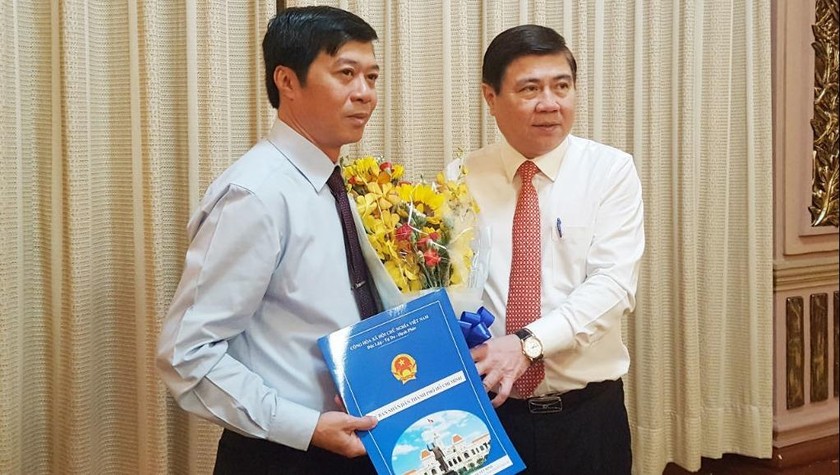 Chủ tịch UBND TP Nguyễn Thành Phong trao quyết định bổ nhiệm ông Trần Tuấn Ngọc.
