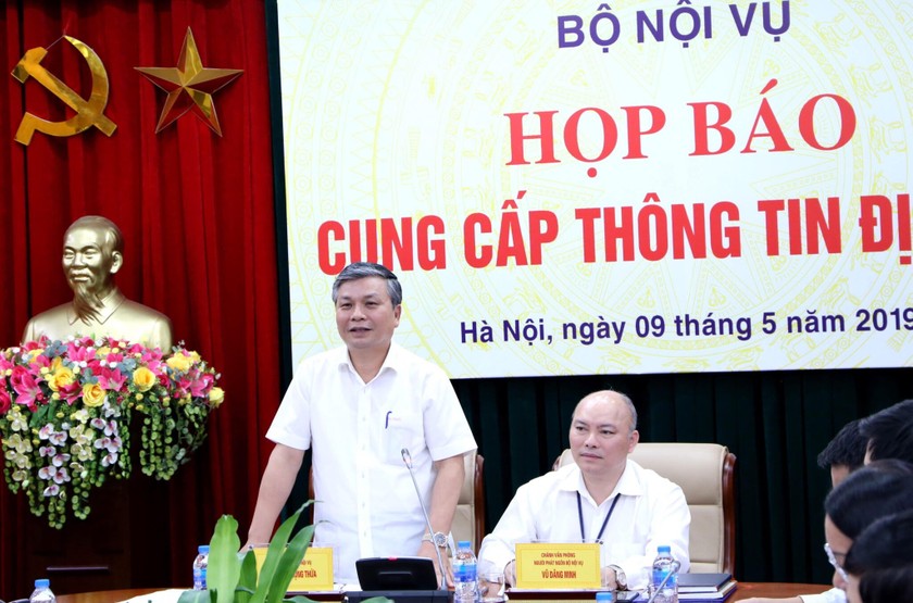Thứ trưởng  Bộ Nội vụ Nguyễn Trọng Thừa trả lời câu hỏi của báo chí