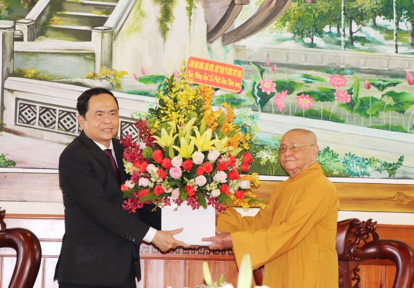 Ông Trần Thanh Mẫn tặng hoa và quà cho Hòa thượng Thích Thiện Duyên.