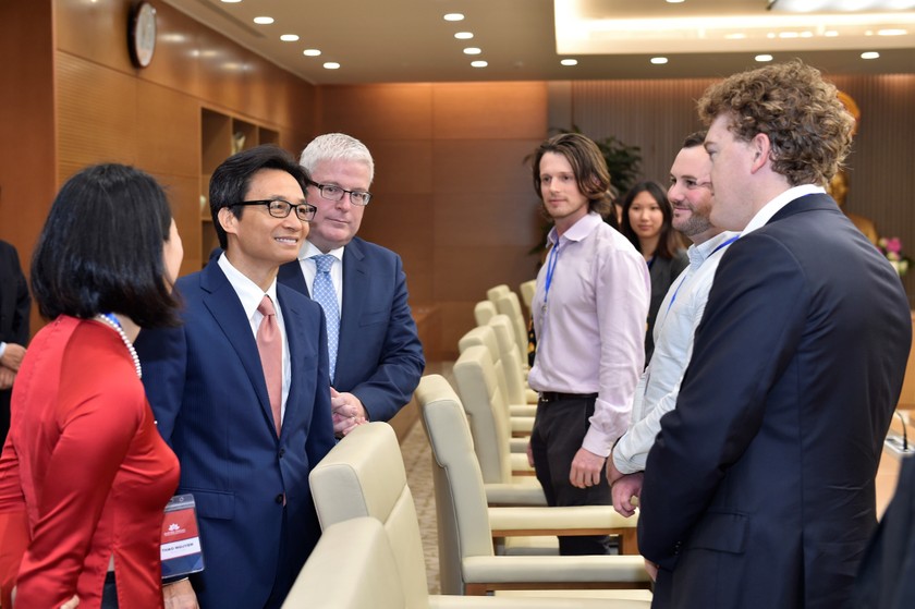  Phó Thủ tướng Vũ Đức Đam trao đổi với các thành viên Diễn đàn Lãnh đạo trẻ Việt Nam - Australia.