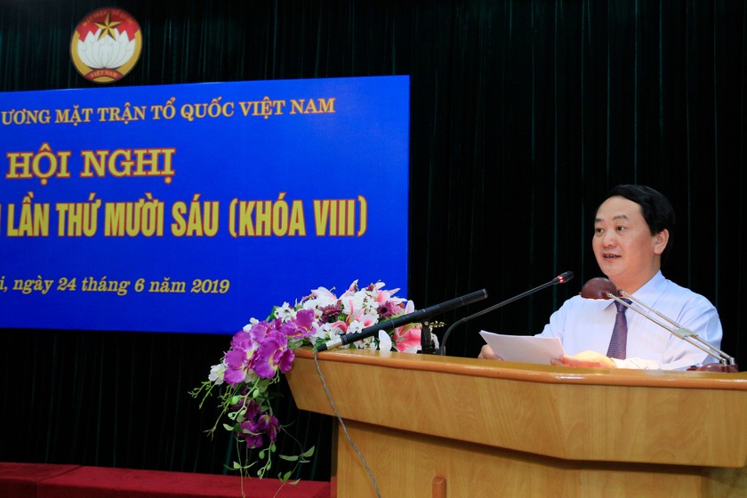 Phó Chủ tịch, Tổng Thư ký Ủy ban Trung ương Mặt trận Tổ quốc Việt Nam Hầu A Lềnh phát biểu tại hội nghị.