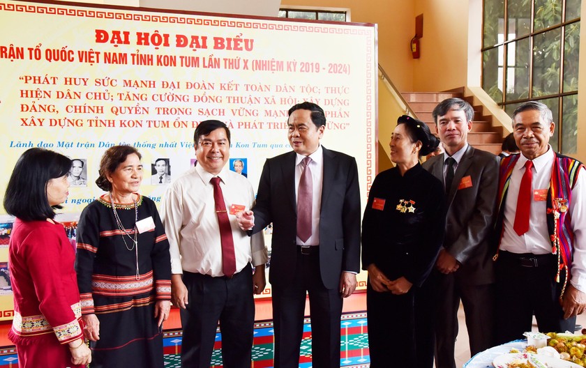 Chủ tịch Ủy ban Trung ương Mặt trận Tổ quốc Việt Nam Trần Thanh Mẫn (thứ 4 từ trái sang) trao đổi với các đại biểu bên lề Đại hội.