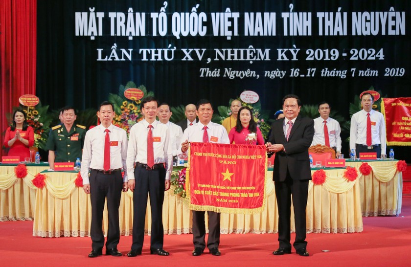 Chủ tịch UBTƯ MTTQ Việt Nam Trần Thanh Mẫn trao Cờ thi đua của Thủ tướng Chính phủ cho Ủy ban MTTQ Việt Nam tỉnh Thái Nguyên.