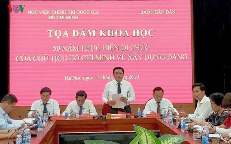 Giáo sư, Tiến sỹ Nguyễn Xuân Thắng, Bí thư Trung ương Đảng, Giám đốc Học Viện Chính trị Quốc gia Hồ Chí Minh phát biểu tại tọa đàm.