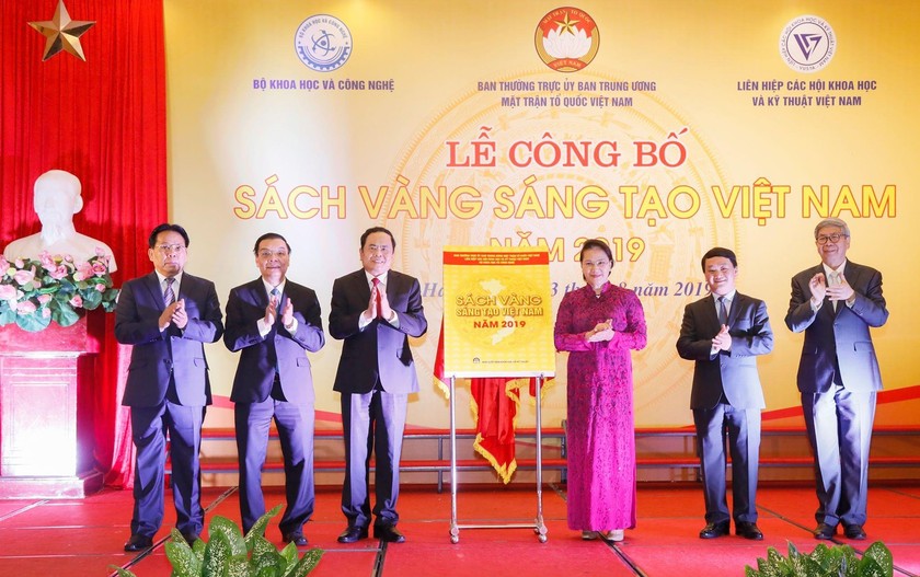 Chủ tịch Quốc hội Nguyễn Thị Kim Ngân và Chủ tịch UBTW MTTQ Việt Nam Trần Thanh Mẫn cùng các đại biểu thực hiện nghi thức công bố Sách vàng Sáng tạo Việt Nam năm 2019.