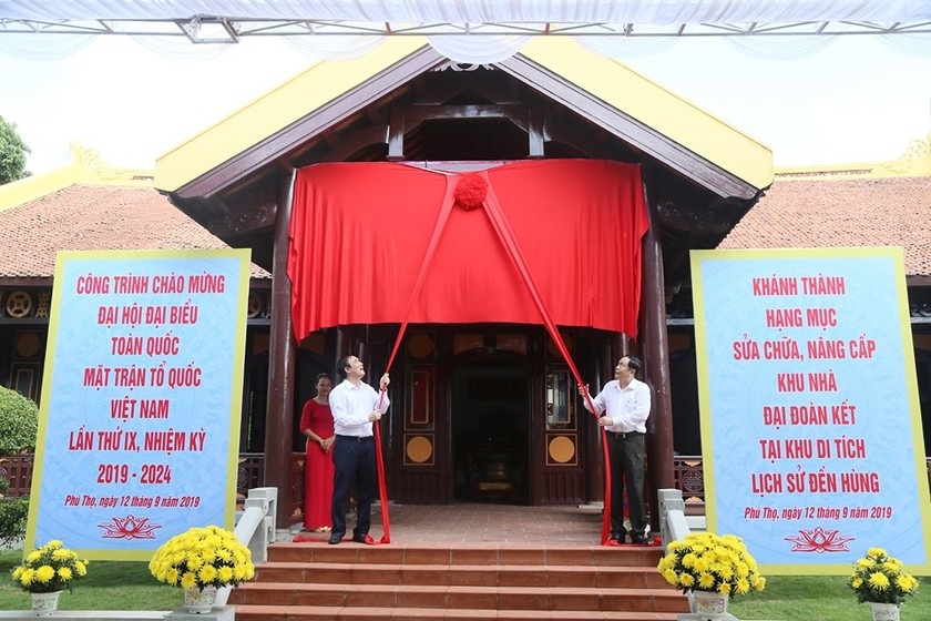 Ông Trần Thanh Mẫn và Bí thư, Chủ tịch HĐND tỉnh Phú Thọ kéo băng khánh thành hạng mục sửa chữa, nâng cấp Khu nhà Đại đoàn kết.