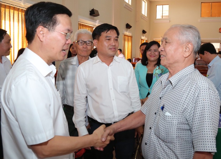 Trưởng ban Tuyên giáo Trung ương Võ Văn Thưởng trao đổi với cử tri TP.Long Khánh, tỉnh Đồng Nai.