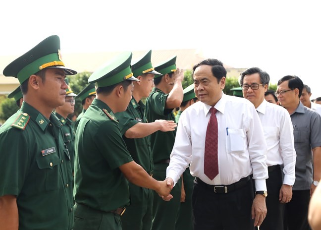 Chủ tịch UBTƯ MTTQ Việt Nam Trần Thanh Mẫn thăm hỏi cán bộ, chiến sĩ Đồn Biên phòng Nhà Mát.