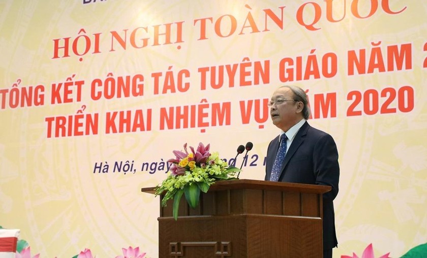 Ông Võ Văn Phuông, Ủy viên Trung ương Đảng, Phó Trưởng ban Thường trực Ban Tuyên giáo Trung ương báo cáo tại hội nghị.