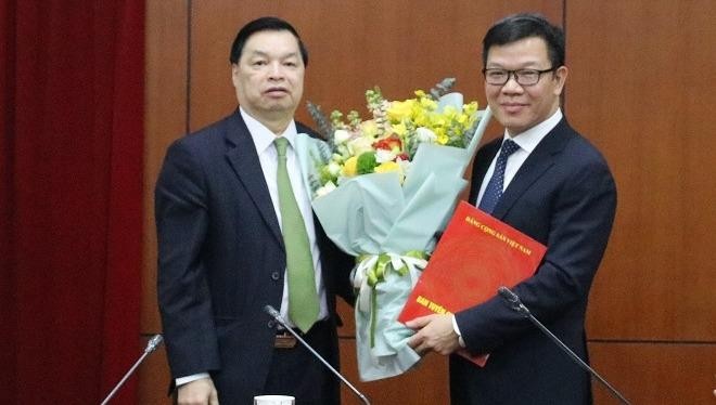 Phó Trưởng ban Tuyên giáo TƯ Lê Mạnh Hùng trao Quyết định và tặng hoa chúc mừng ông Tống Văn Thanh. 