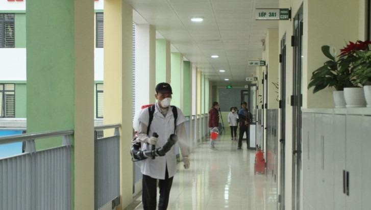Nhiều trường học trên địa bàn Hà Nội đã phun thuốc khử trùng phòng chống virus Corona.