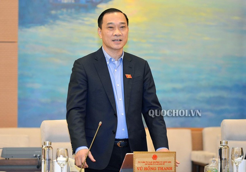 Chủ nhiệm Ủy ban Kinh tế Vũ Hồng Thanh báo cáo một số nội dung của dự án Luật Đầu tư sửa đổi.