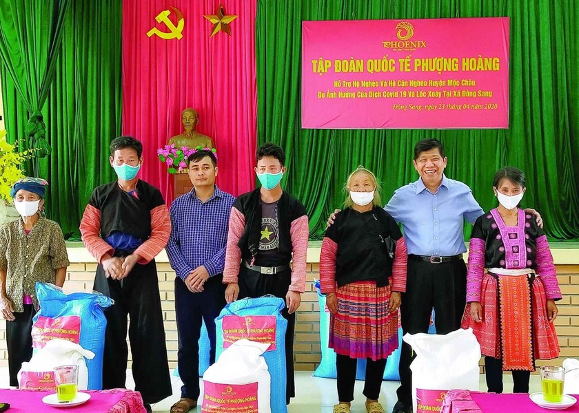 Ông Nguyễn Văn Hùng, Chủ tịch HĐQT Tập đoàn Quốc tế Phượng Hoàng trao tặng quà cho bà con nghèo tại huyện Mộc Châu (Sơn La).