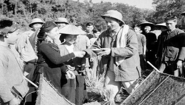 Chủ tịch Hồ Chí Minh đến thăm nông dân tỉnh Bắc  Kạn đang thu hoạch lúa mùa (năm 1950). Ảnh: Tư liệu.