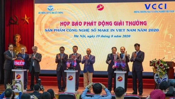 Bộ trưởng Bộ TT&TT Nguyễn Mạnh Hùng cùng các đại biểu bấm nút khởi động Giải thưởng Công nghệ số Make in Vietnam 2020. 