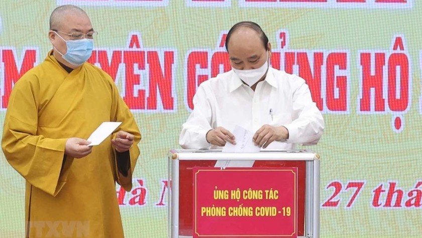 Chủ tịch nước Nguyễn Xuân Phúc quyên góp ủng hộ phòng, chống dịch COVID- 19. Ảnh: Thống Nhất/TTXVN