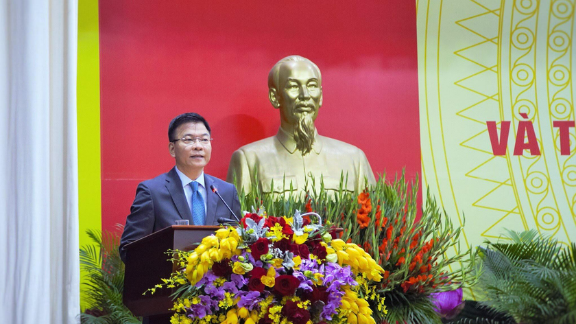 Bộ trưởng Bộ Tư pháp Lê Thành Long phát biểu tham luận tại Hội nghị.