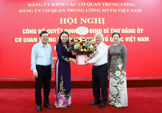 Chủ tịch UBTƯ MTTQ Việt Nam Đỗ Văn Chiến cùng Ban Thường trực tặng hoa chúc mừng bà Nguyễn Thị Thu Hà.