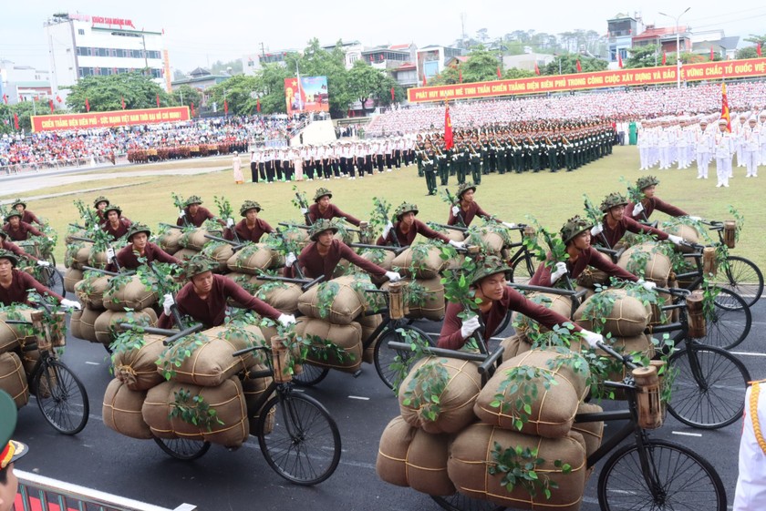 Khối Dân công hỏa tuyến diễu hành. Ảnh: Vân Anh