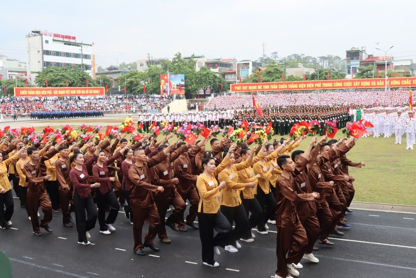 Khối Nông dân diễu hành: Ảnh: Vân Anh