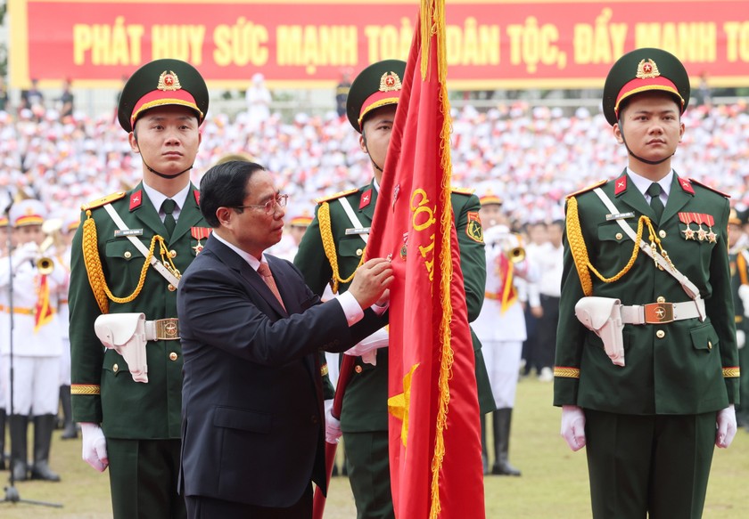 Thủ tướng Chính phủ Phạm Minh Chính trao Huân chương Độc lập hạng Nhất cho Đảng bộ, chính quyền và nhân dân các dân tộc tỉnh Điện Biên. Ảnh: V.Anh